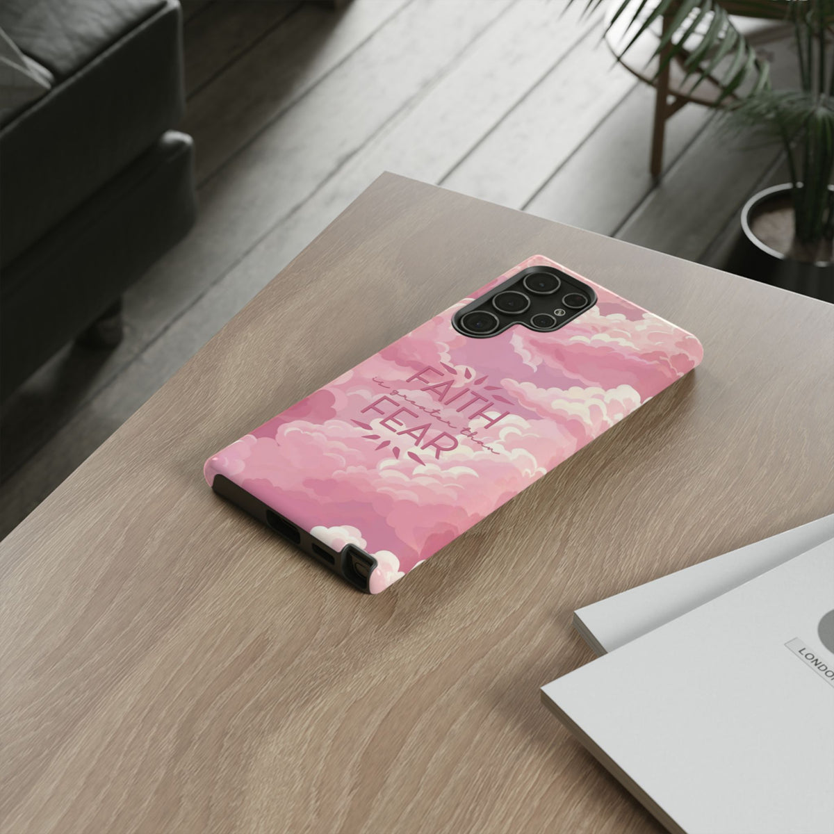 Christelijk telefoonhoesje Geloof is sterker dan angst roze mat