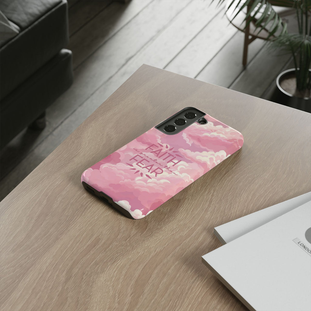 Christelijk telefoonhoesje Geloof is sterker dan angst roze mat