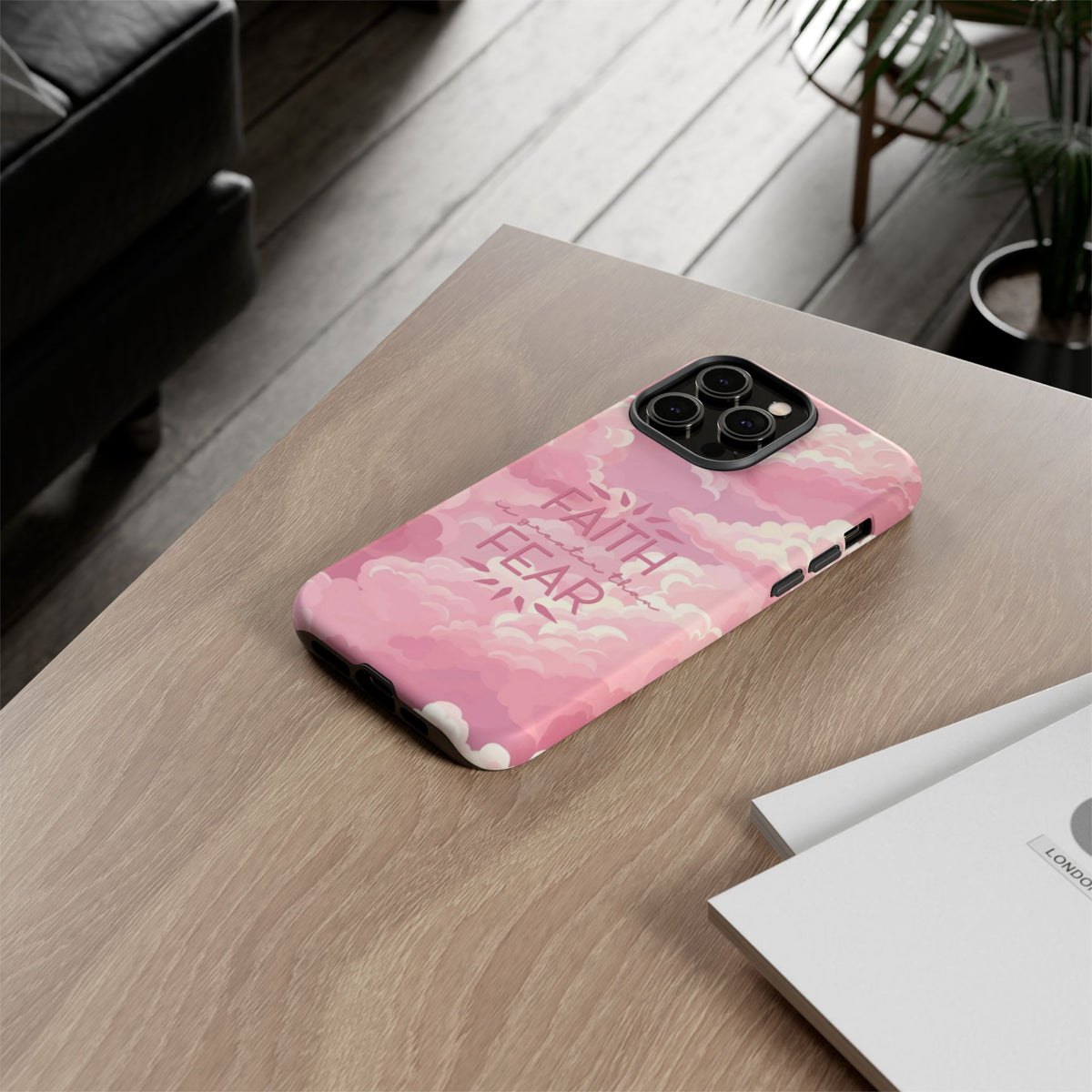 Christelijk telefoonhoesje Geloof is sterker dan angst roze mat