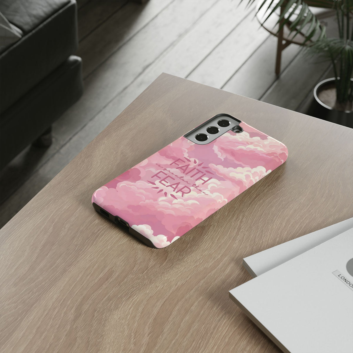 Christelijk telefoonhoesje Geloof is sterker dan angst roze mat
