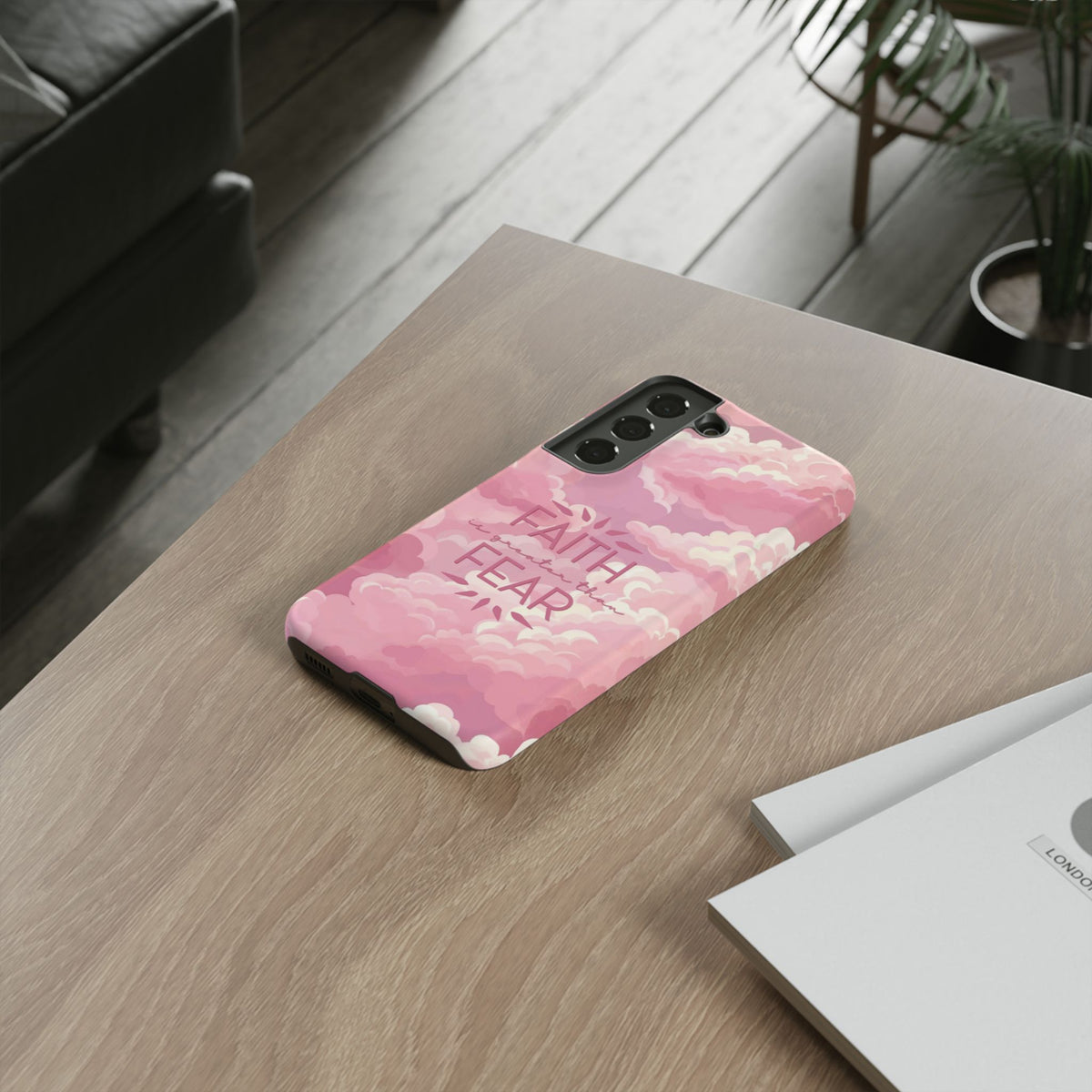 Christelijk telefoonhoesje Geloof is sterker dan angst roze mat
