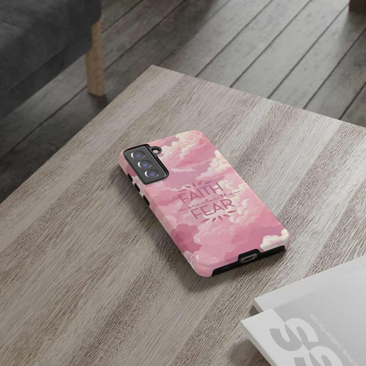 Christelijk telefoonhoesje Geloof is sterker dan angst roze mat