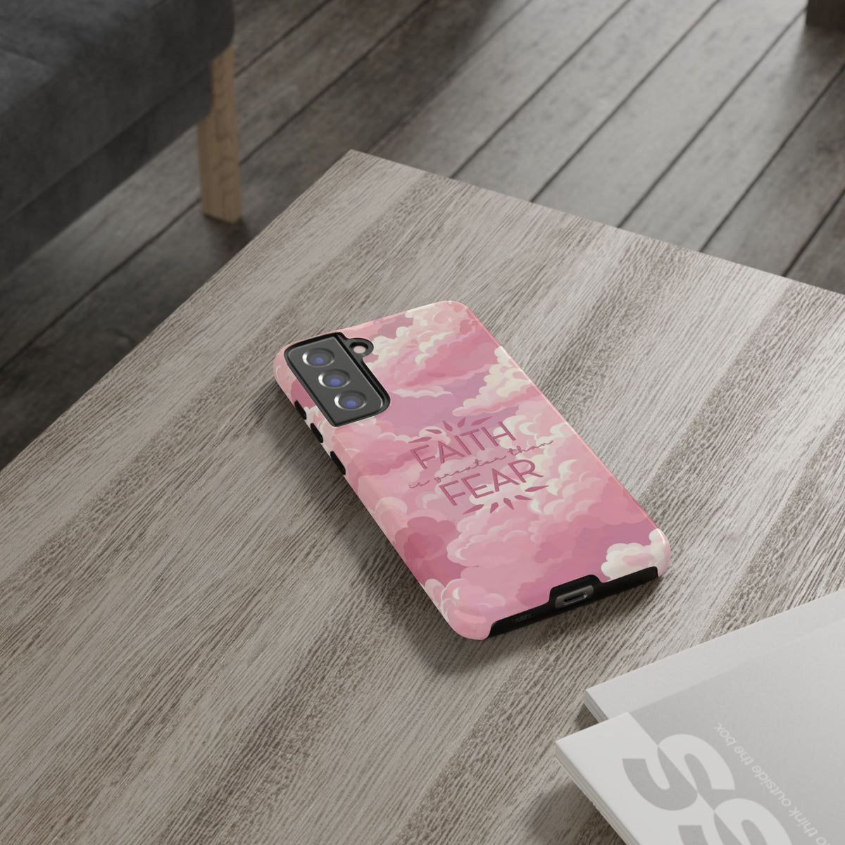 Christelijk telefoonhoesje Geloof is sterker dan angst roze mat