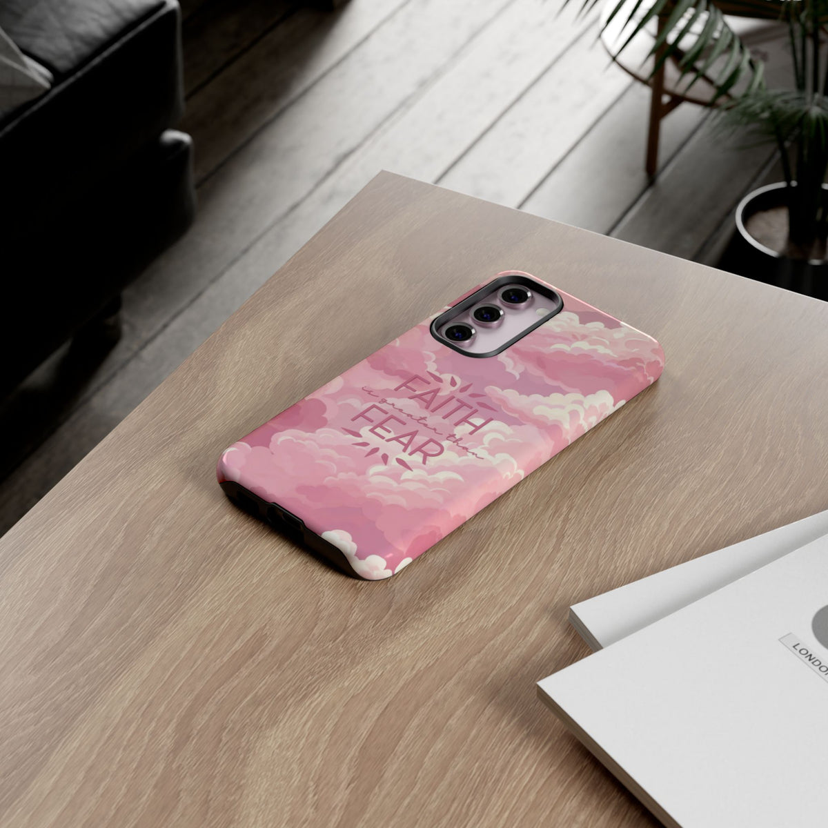 Christelijk telefoonhoesje Geloof is sterker dan angst roze mat