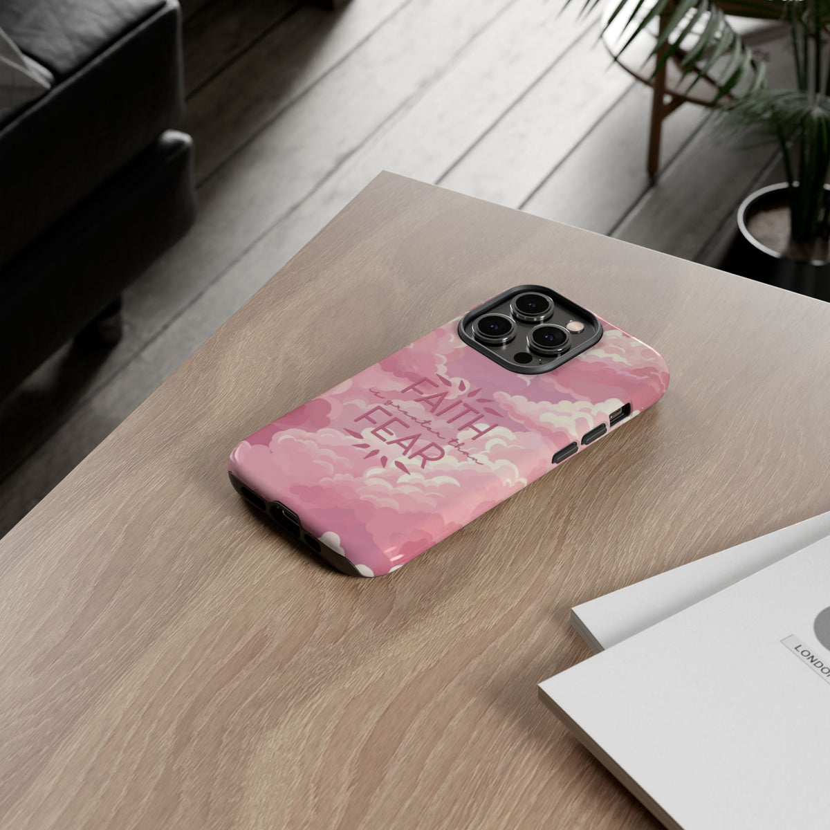 Christelijk telefoonhoesje Geloof is sterker dan angst roze mat