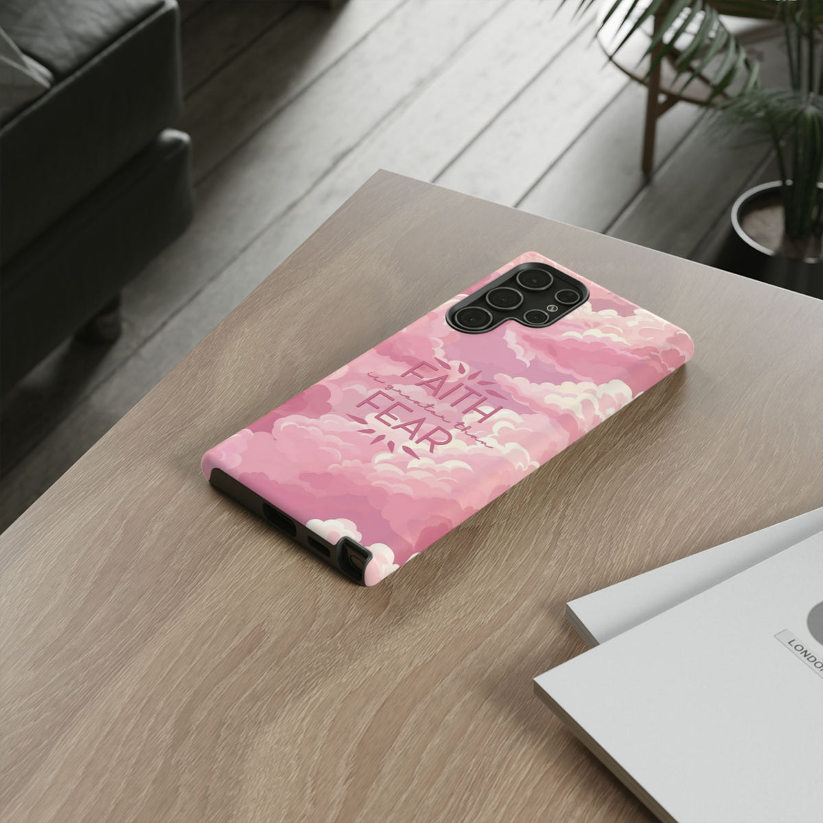 Christelijk telefoonhoesje Geloof is sterker dan angst roze mat