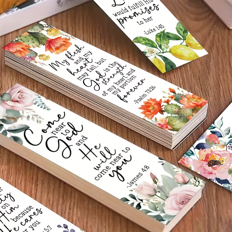 Christelijke boekenleggers met bloemen en bijbelteksten op een tafel