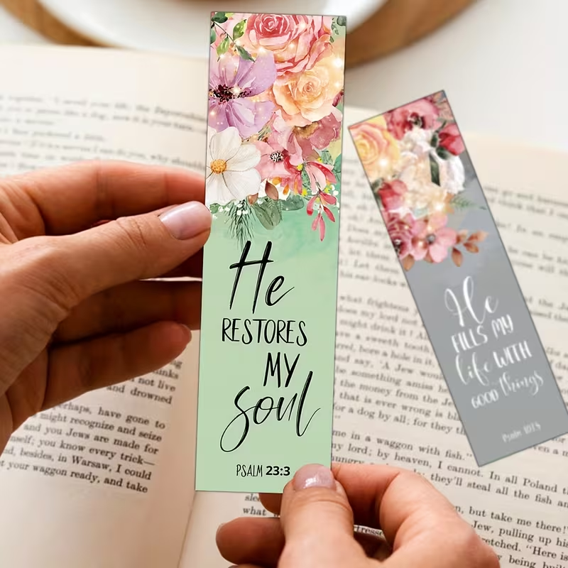 Christelijke boekenleggers met bloemen en bijbeltekst in de hand